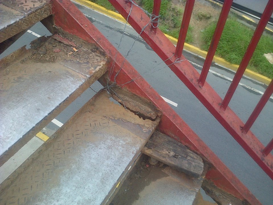 verdeoliva60's tweet photo. @ThaisOquendo @GuatirePuntoCom  Urgente Reparacion pasarela intercomunal Guarenas Guatire https://t.co/OpVqPHj5J6