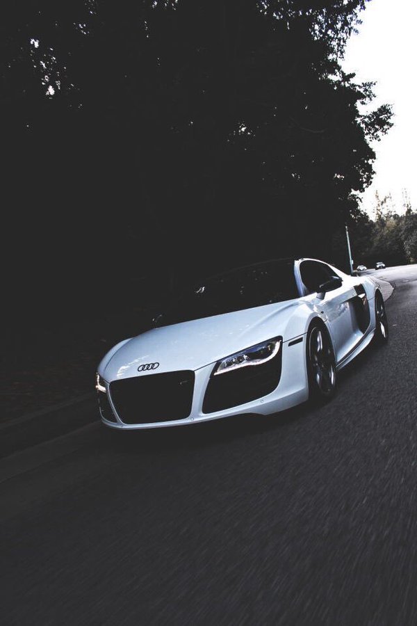TweetLikeACar's tweet photo. White R8 https://t.co/inMy4yRZu6