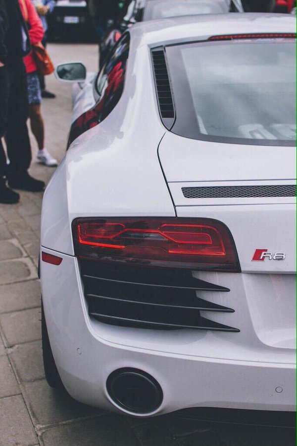 TweetLikeACar's tweet photo. White R8 https://t.co/inMy4yRZu6