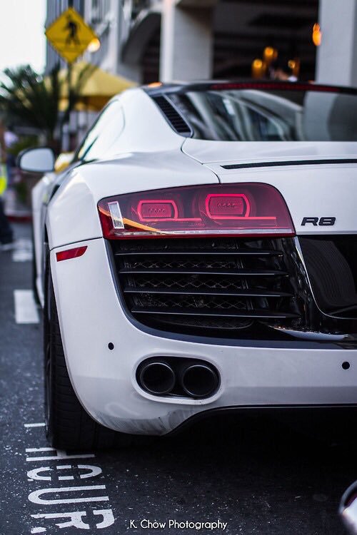 TweetLikeACar's tweet photo. White R8 https://t.co/inMy4yRZu6