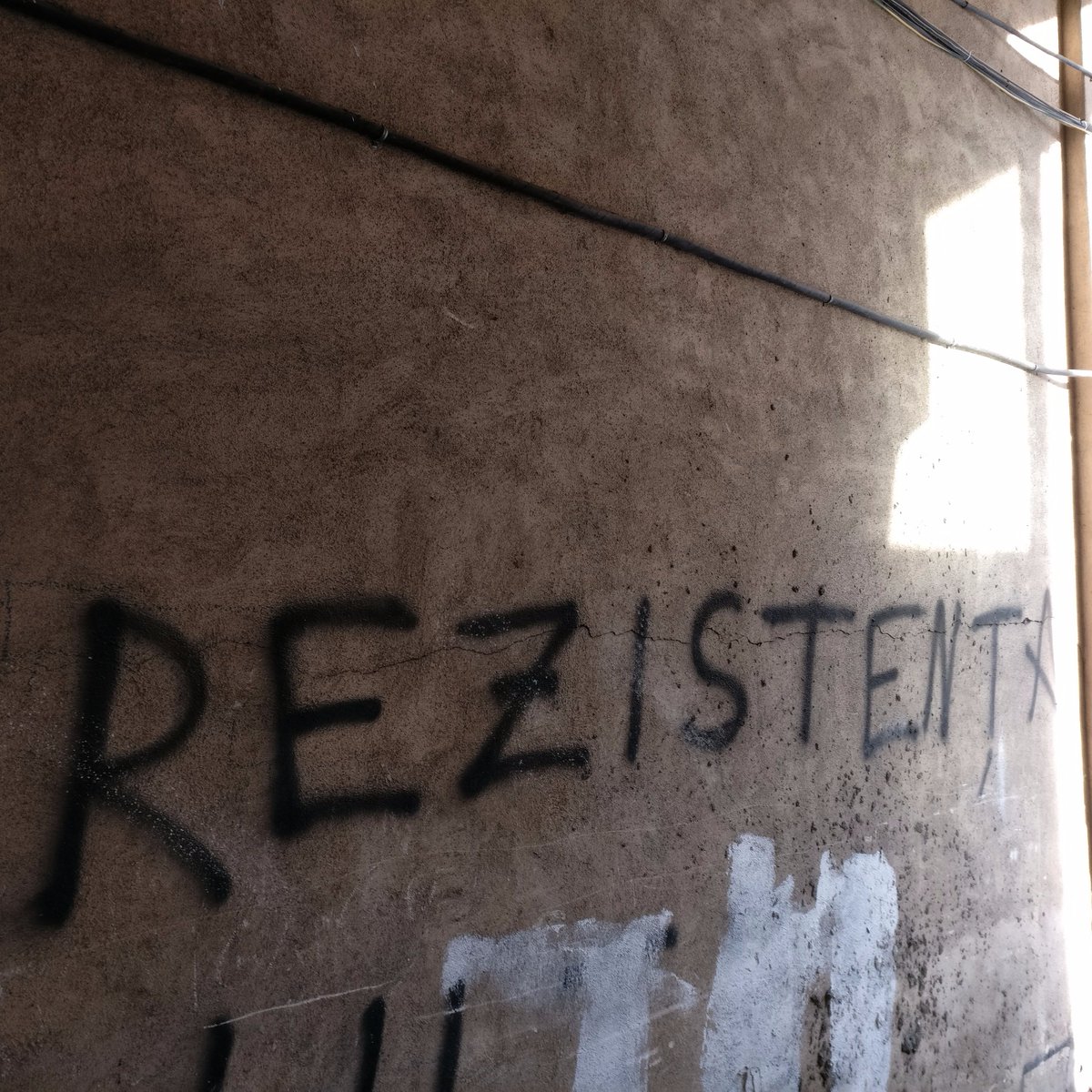 retromanian's tweet photo. Balada instigatorului la protest #fărăviolență
https://t.co/6QZMnuc7EM https://t.co/kDoMztYcTu