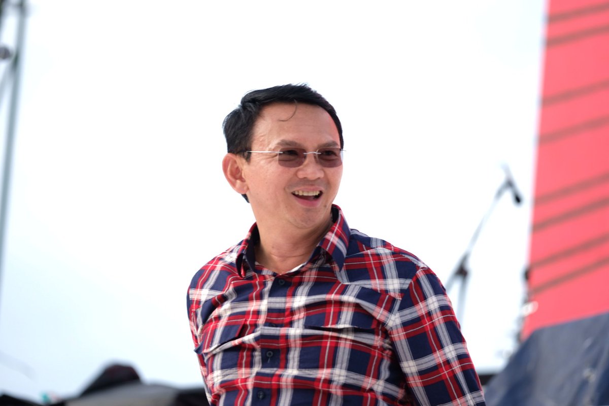 pawonbundo's tweet photo. Luv this photo ..pak @basuki_btp kereeenn😍
#Gue2
#tetapahok 
#KonserGue2 https://t.co/TgEi0OhwAt