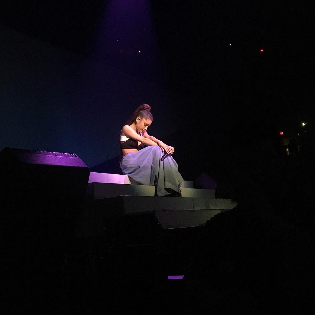 DW_Tour_NL's tweet photo. HQ foto's - Ariana voor de Dangerous Women Tour Phoenix, 3 Februari 2017 #2 https://t.co/zo153qJLVF