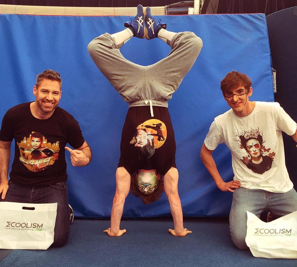 ECOOLISM's tweet photo. #Arte y #Cultura @Cirque du Soleil!!

Nos halaga ver a sus miembros con camisetas #ECOOLISM. #GRACIAS @aleromeropiano #EcoWear #EcoFriendly https://t.co/PxYuIx2lTR