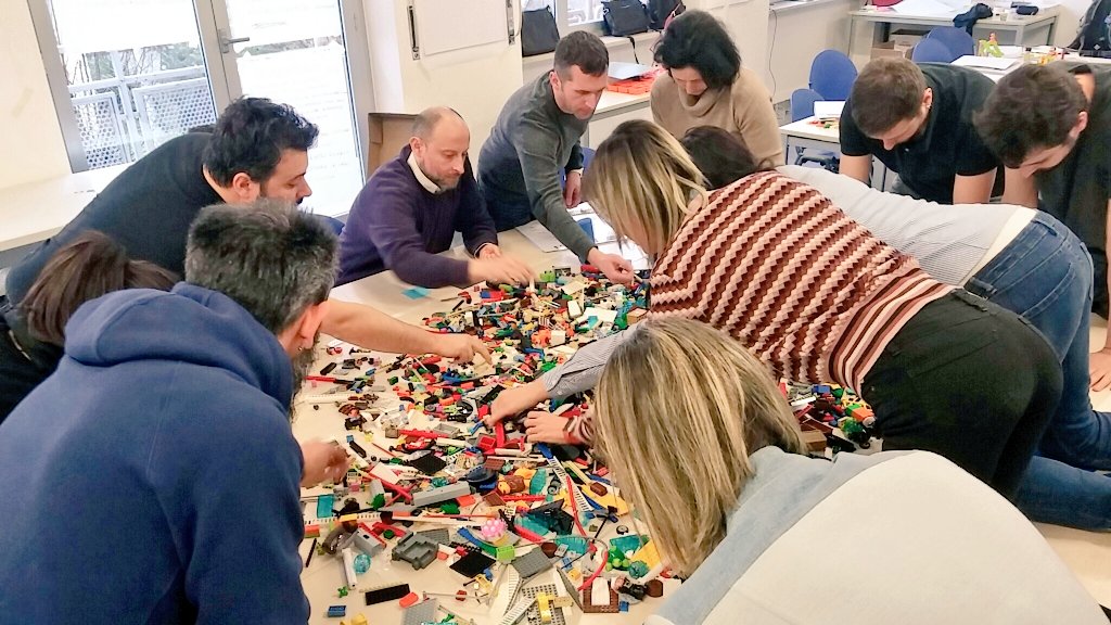 CocoonPro's tweet photo. The #team #evolution #LegoSeriousPlay #workshop with @juego_serio in Milan. The real hard fun #training https://t.co/up02eQF4HF