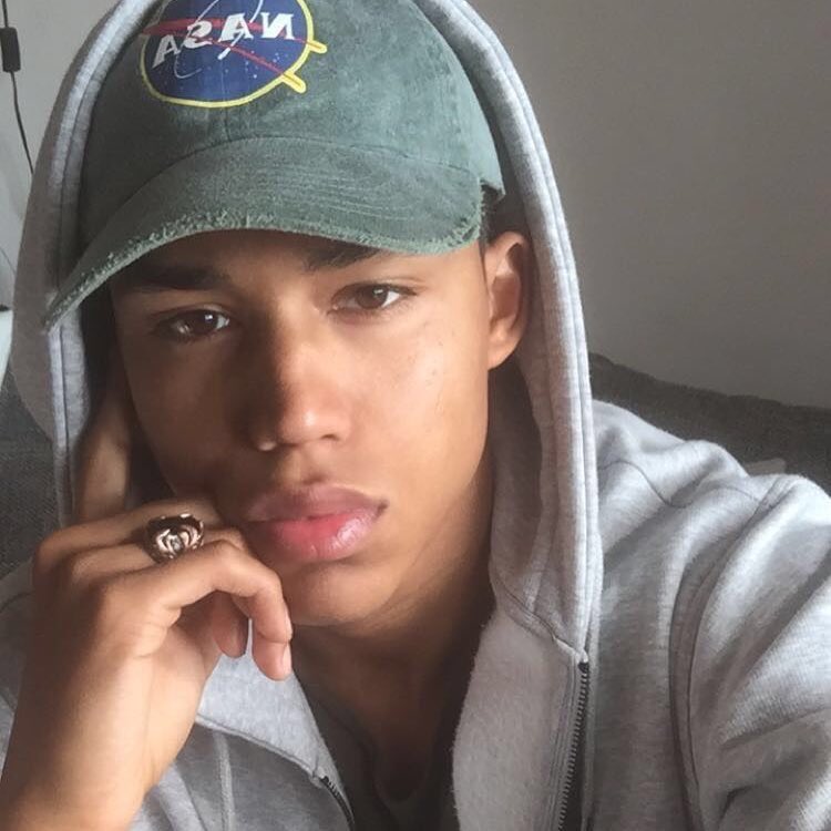 rpgzew's tweet image. - Inconnu
- Ajay 
- 22 ans 
- Junkie, Océanie
- Hétérosexuel
- @rpwajay