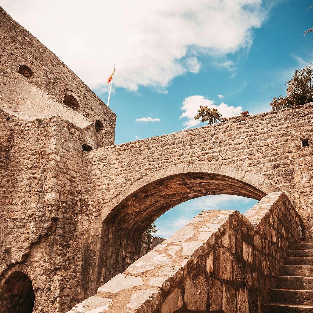letsgotomne's tweet photo. This magnificent beauty used to overlook and protect the entrance of the #Boka #bay in #HercegNovi #ForteMare #fortress https://t.co/hE234Ei82T