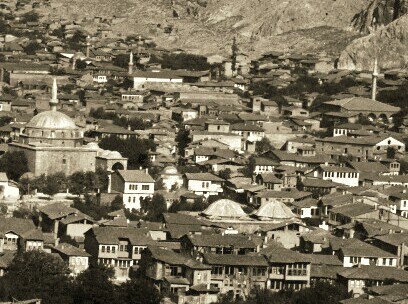 TOKAT yıl 1920 3 dinin mabedlerinin yanyana bulunduğu dönem. Ulu Cami hemen yanında mavi çinili kilise ve Anadolu nun en büyük sinagogu