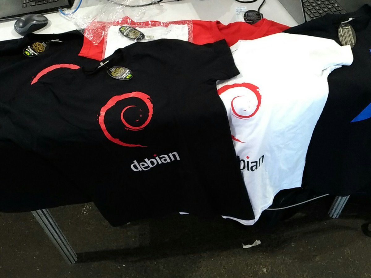 debianbrasil's tweet photo. Meninas..ainda temos baby look aqui.. estao lindas esperando vcs.. venham..#cpbr10 #debian #sl https://t.co/sCgvh3iWAa