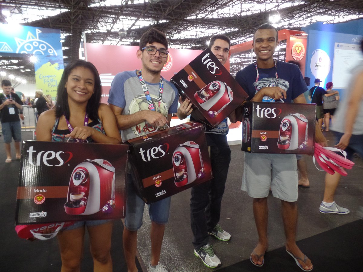 3coracoes's tweet photo. Os sortudos @tallesrodrigo2 @feernandabar @herbertsilvaf e @lucas_jpeg acharam nossas cápsulas especiais. 😍 #CoffeeToTheFuture #CPBR10 https://t.co/RWT5roXKiT