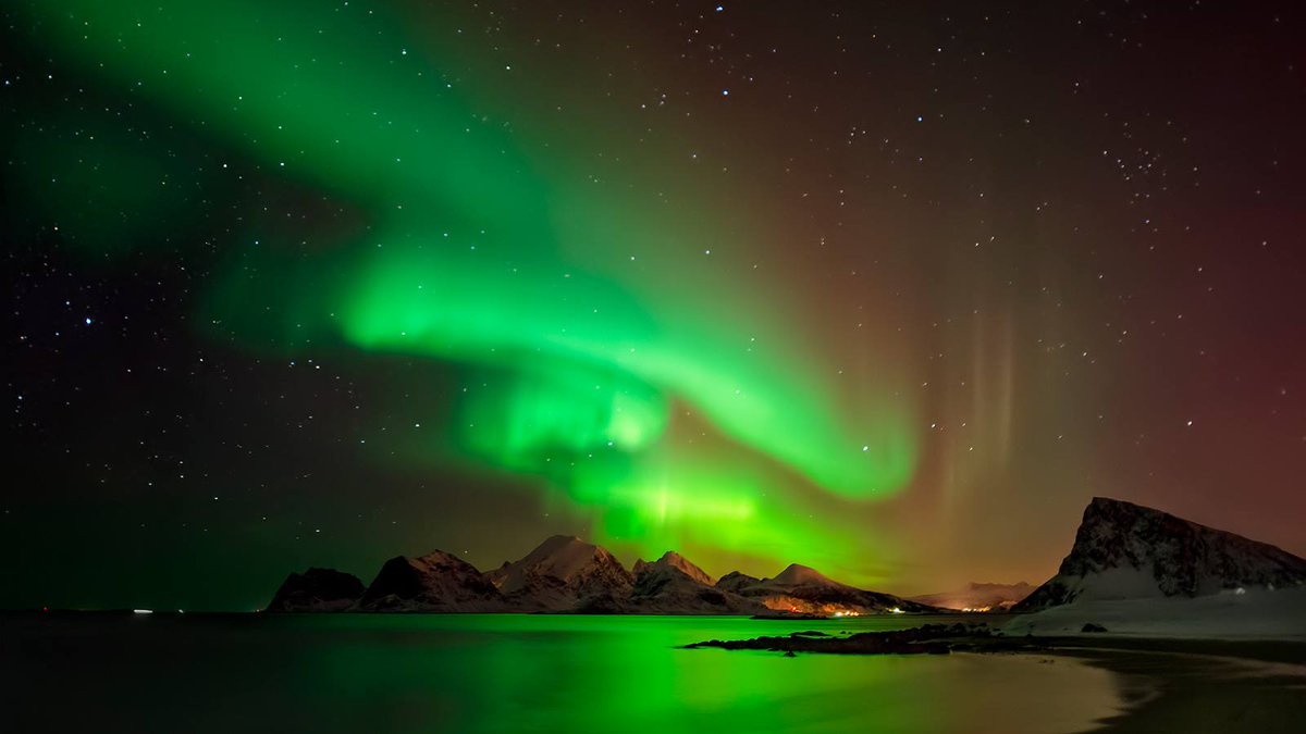 Wow 😍 Northern lights over Lofoten. Photo via <a href="/XXLofoten/">XXLofoten</a> #Norway #aurora #travel <a href="/Northern_Norway/">Northern Norway</a>