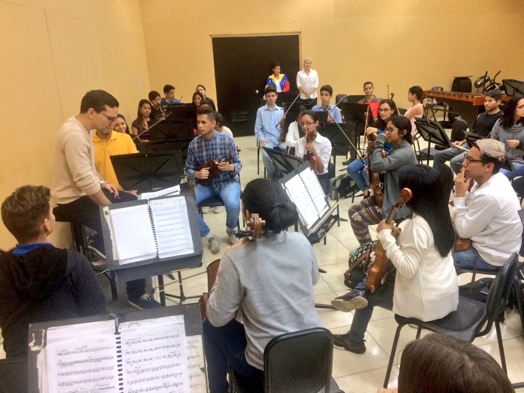 elsistemacbl's tweet photo. Nos visita @mersanchezr @tsjrecbolivar #ensayo #concierto #LloviznaenNotas @jascompositor @elsistema #elsistemacumple42 https://t.co/1NAPbsj1Db