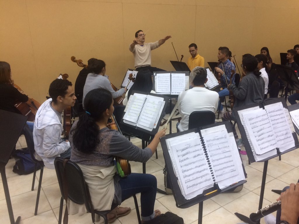 Nos visita <a href="/mersanchezr/">MERCEDES SANCHEZ</a> @tsjrecbolivar #ensayo #concierto #LloviznaenNotas <a href="/jascompositor/">JAS</a> <a href="/elsistema/">El Sistema</a> #elsistemacumple42