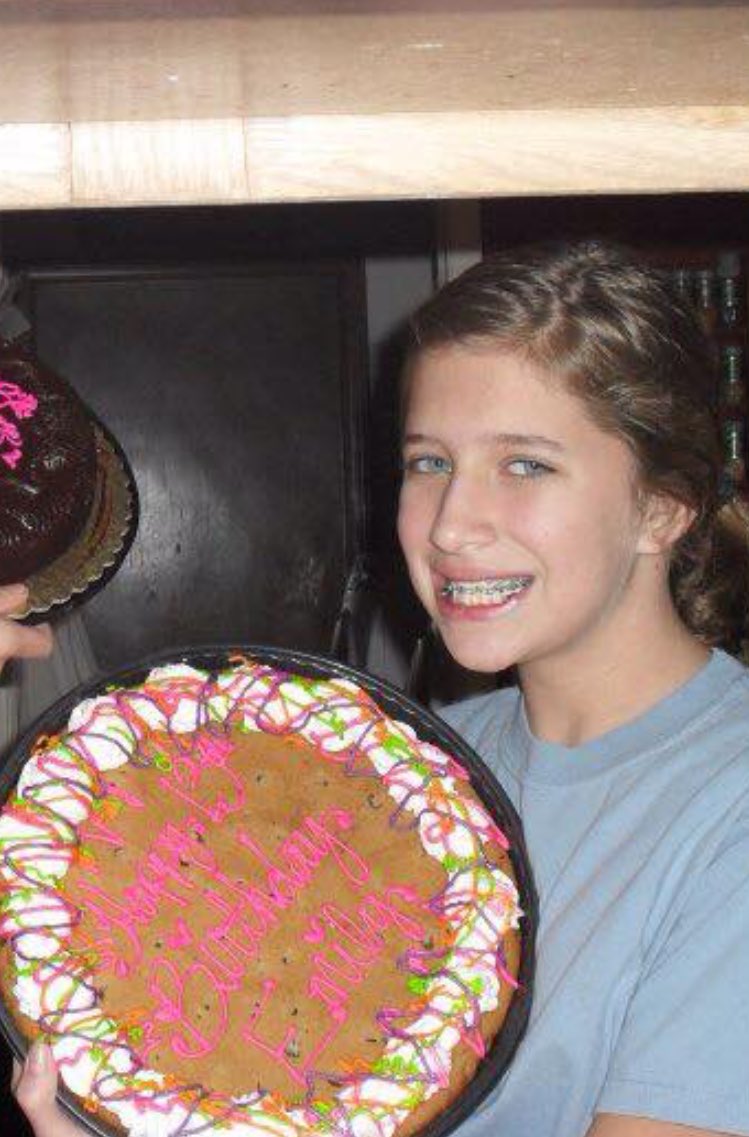 JessicaFilson's tweet photo. Hbd to my babe friends!! It's too bad you guys peaked in these pics 😕😕 @EmilySook @ElizabethSook https://t.co/00AfnpFFtq
