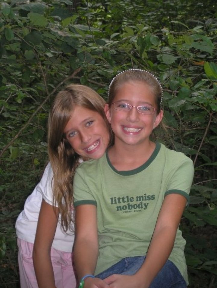 JessicaFilson's tweet photo. Hbd to my babe friends!! It's too bad you guys peaked in these pics 😕😕 @EmilySook @ElizabethSook https://t.co/00AfnpFFtq