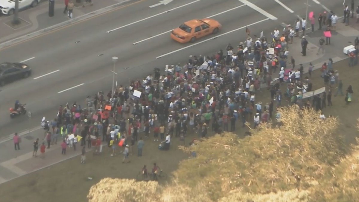 #NoBanNoWall crowd grows at Bayfront Park in downtown Miami bit.ly/2l4OGFM https://t.co/UsebYg0m8o