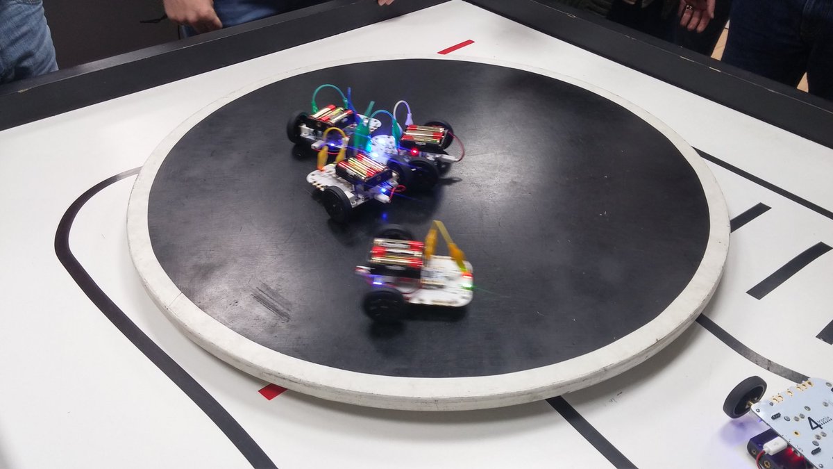 Complubot's tweet photo. Jugando con el CrumbleBot en el CIFFRE de #Complubot https://t.co/AifuFZOMUw