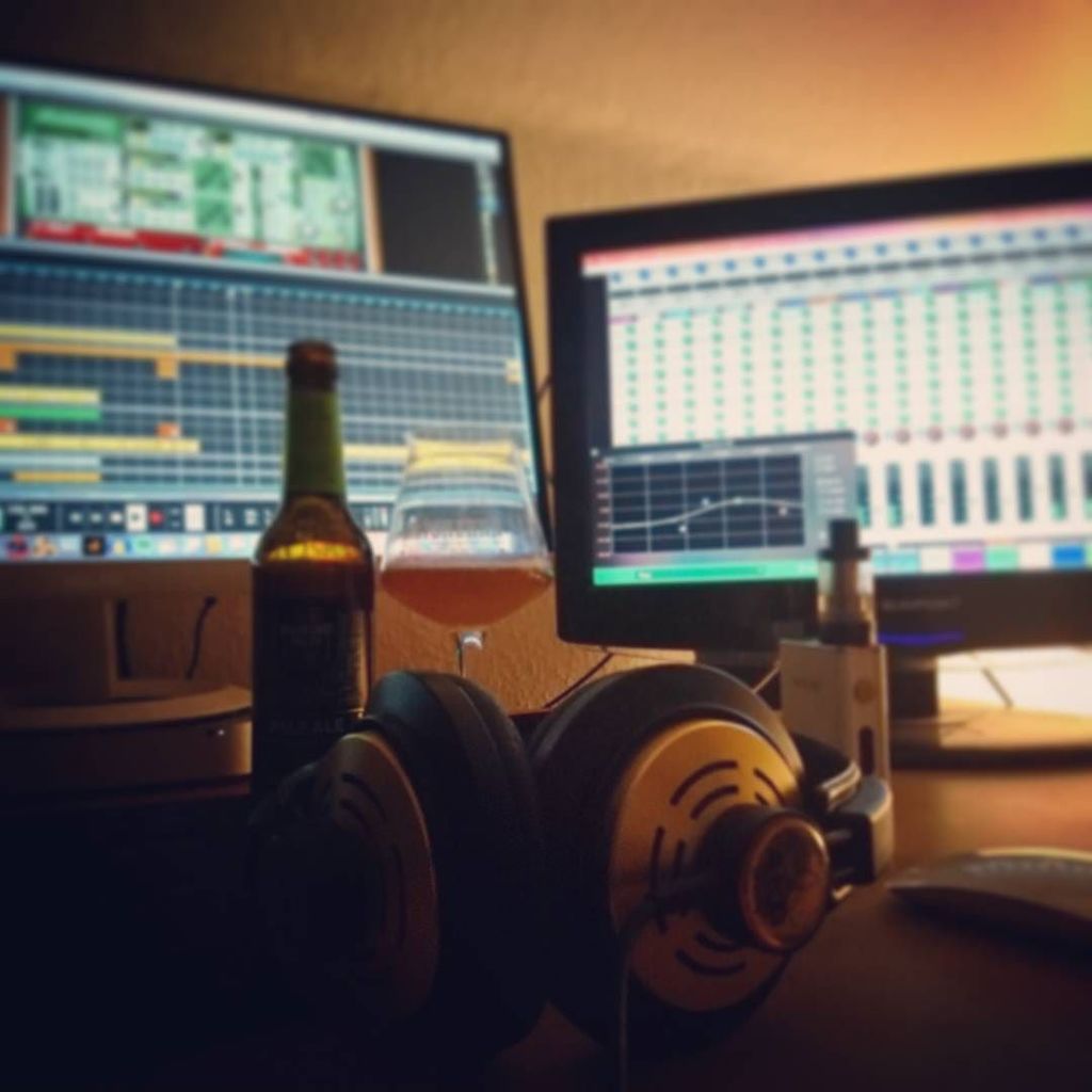oliverbarabas's tweet photo. It's time to finish a great handsup / bigroom remix! 🎧 🎶
#producer #trancefamily #edmfami… https://t.co/3y8fddwzED https://t.co/fDFpXlMh1i
