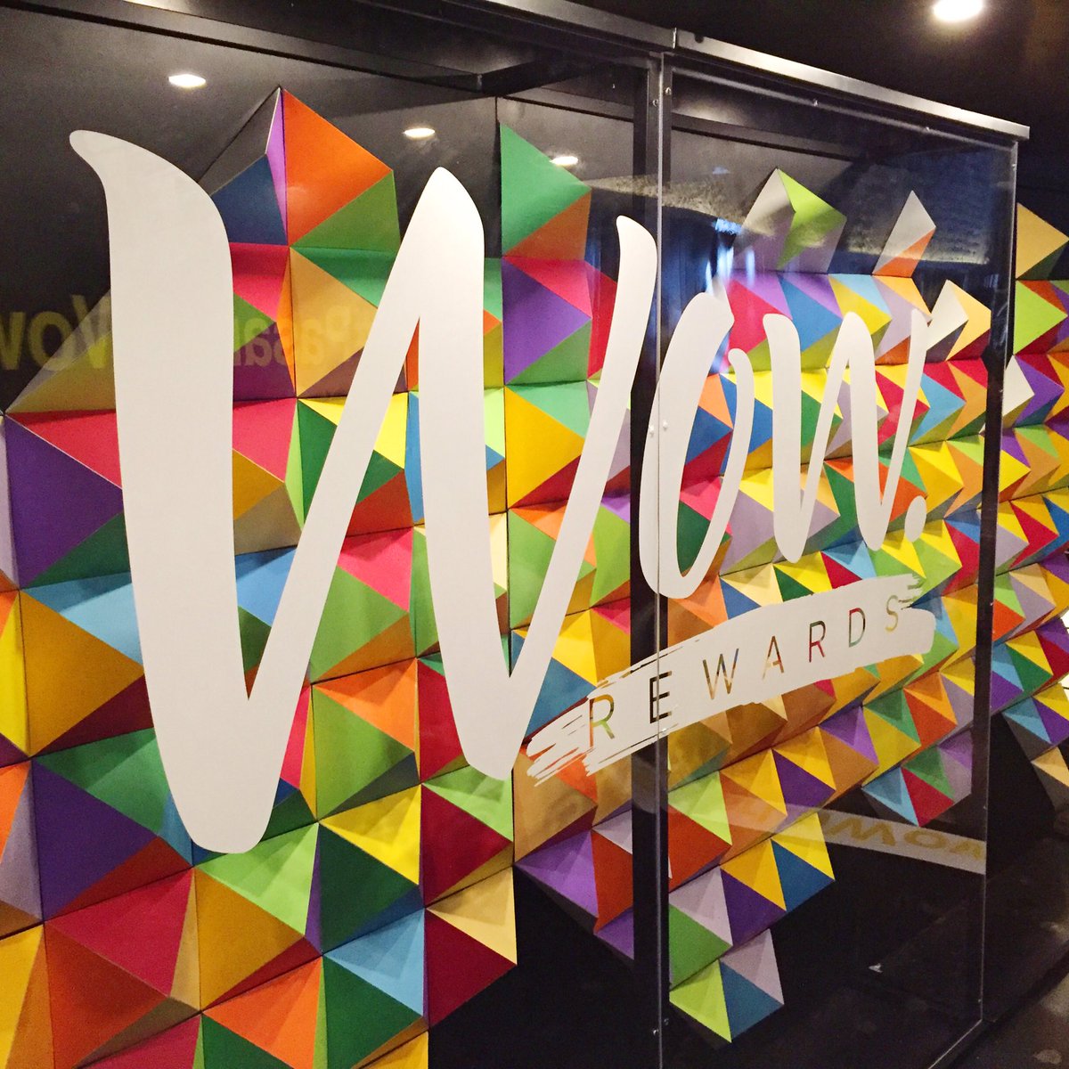 amoATO_Studio's tweet photo. Colores + Geometría = amamos este proyecto para #WowRewards ❤️💛💚💙💜#paperart #geometry #colors #wowfactor https://t.co/kN9yAry9OE
