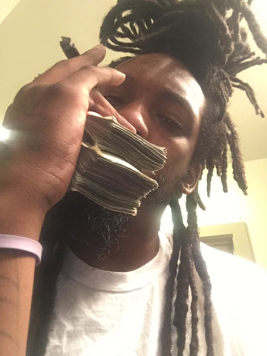 hugo_creez's tweet photo. Rob who??? I pop a band an tell my youngins murc u 💪🏾😈😈🔫 https://t.co/CazNgt6aWR