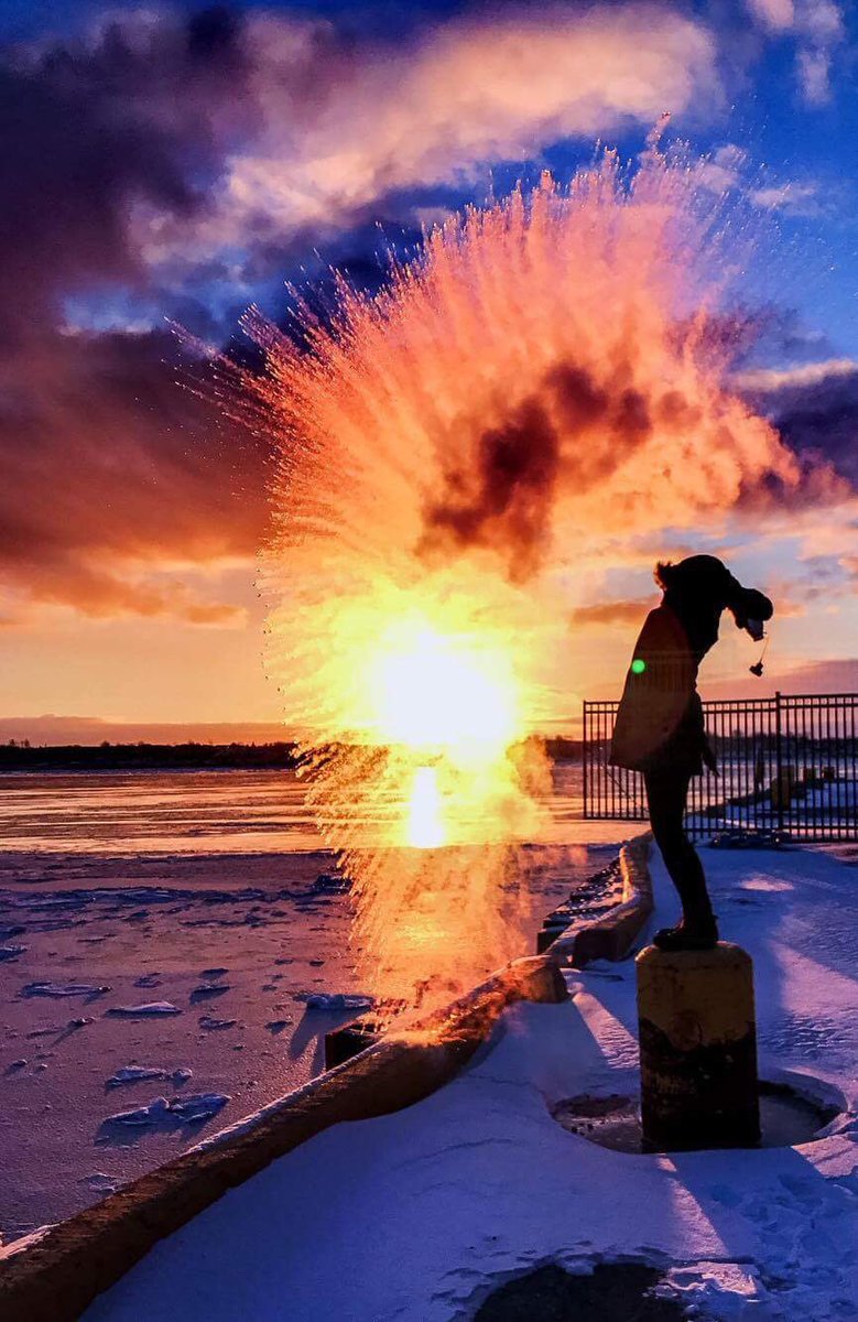 jessehitchcock's tweet photo. worth waking up early for this awesome shot with @AlanaSprague! #pei @islandmorning #ExploreCanada @ChtownPE #WinterLovePEI https://t.co/NDUmz8tBWJ