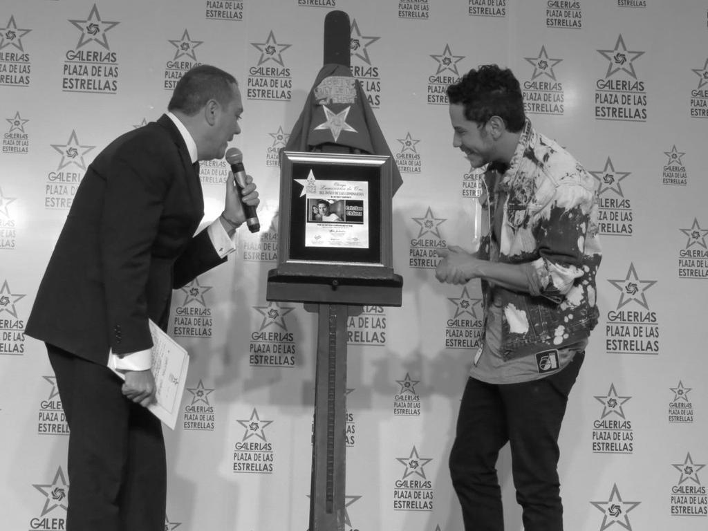 esencialbrasil's tweet photo. Ay que bonito! Estamos tan felices por ti y contigo @christiancha te felicitamos por su luminária de oro. 👏👑❤ https://t.co/FFVRym9Z3a
