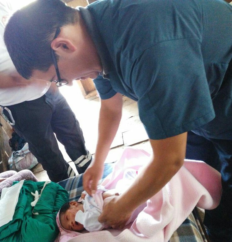 Salud_CZ3's tweet image. PASTAZA: Personal de salud del #CSShell atienden parto y post parto en domicilio #LaSaludAvanza