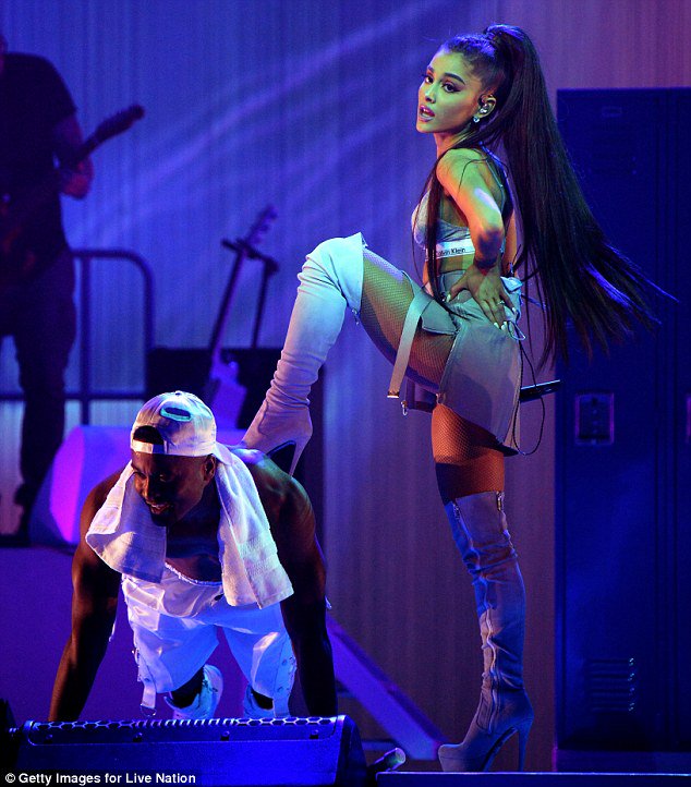 DW_Tour_NL's tweet photo. HQ foto's - Ariana voor de Dangerous Women Tour Phoenix, 3 Februari 2017 #3 https://t.co/hjzUbm13QG