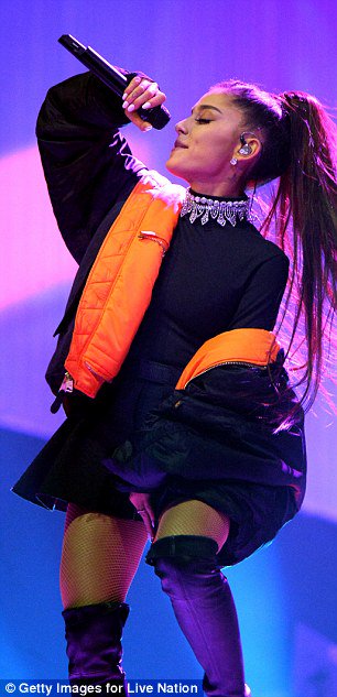 DW_Tour_NL's tweet photo. HQ foto's - Ariana voor de Dangerous Women Tour Phoenix, 3 Februari 2017 #4 https://t.co/lLhVWqE5s8