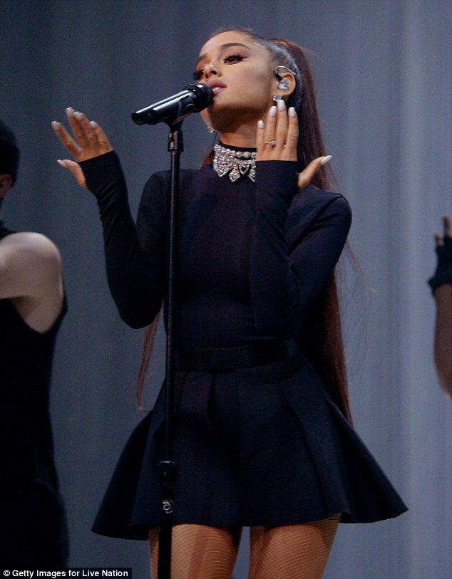 DW_Tour_NL's tweet photo. HQ foto's - Ariana voor de Dangerous Women Tour Phoenix, 3 Februari 2017 #4 https://t.co/lLhVWqE5s8