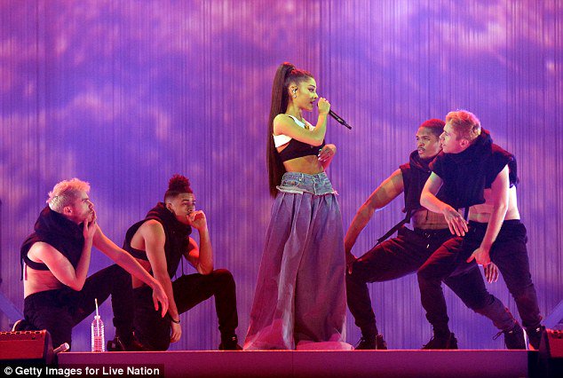 DW_Tour_NL's tweet photo. HQ foto's - Ariana voor de Dangerous Women Tour Phoenix, 3 Februari 2017 #5 https://t.co/ArAdiUgM00