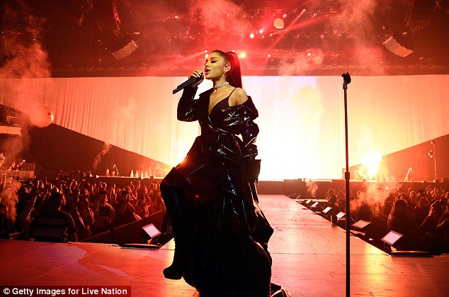 DW_Tour_NL's tweet photo. HQ foto's - Ariana voor de Dangerous Women Tour Phoenix, 3 Februari 2017 #5 https://t.co/ArAdiUgM00