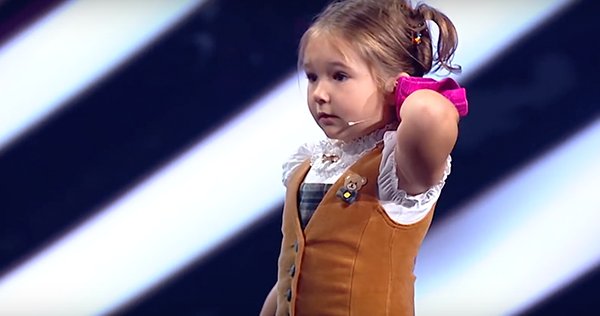 ViralesVideos24's tweet image. Niña de 4 años deja boquiabiertos a millones al hablar en 7 idiomas diferentes goo.gl/SrhsP2