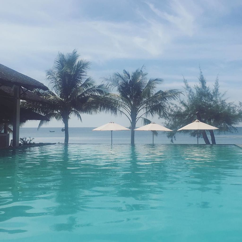 GlobalMary's tweet photo. Pool with the ocean view? Why not! 😅#phoquoc #phuquocisland https://t.co/WSEIAdopEd https://t.co/ddUwAfl8dG