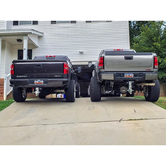 MaxHPdiesel's tweet photo. booty, booty, rockin' everywhere 😎😎😂😂 #duramaxlife #denalis in the garage that she never drives 😂😂 📷: @tuan_chau
#maxhp https://t.co/SFSX1oyajh