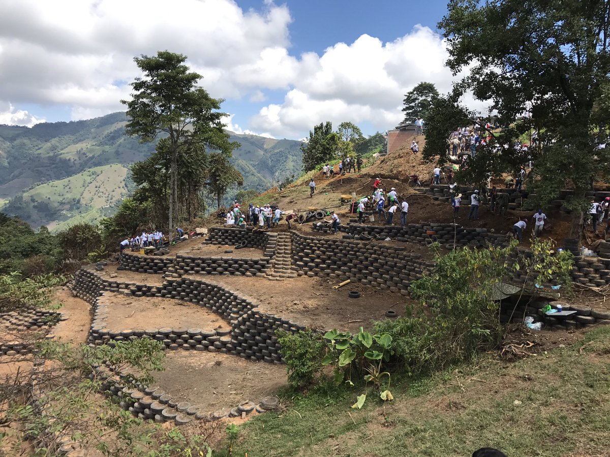 jorgeamejiag's tweet photo. Excelente trabajo de todos los voluntarios en las hermosas. #vamoscolombia, gracias @FundChevrolet https://t.co/rFF2oApqAs