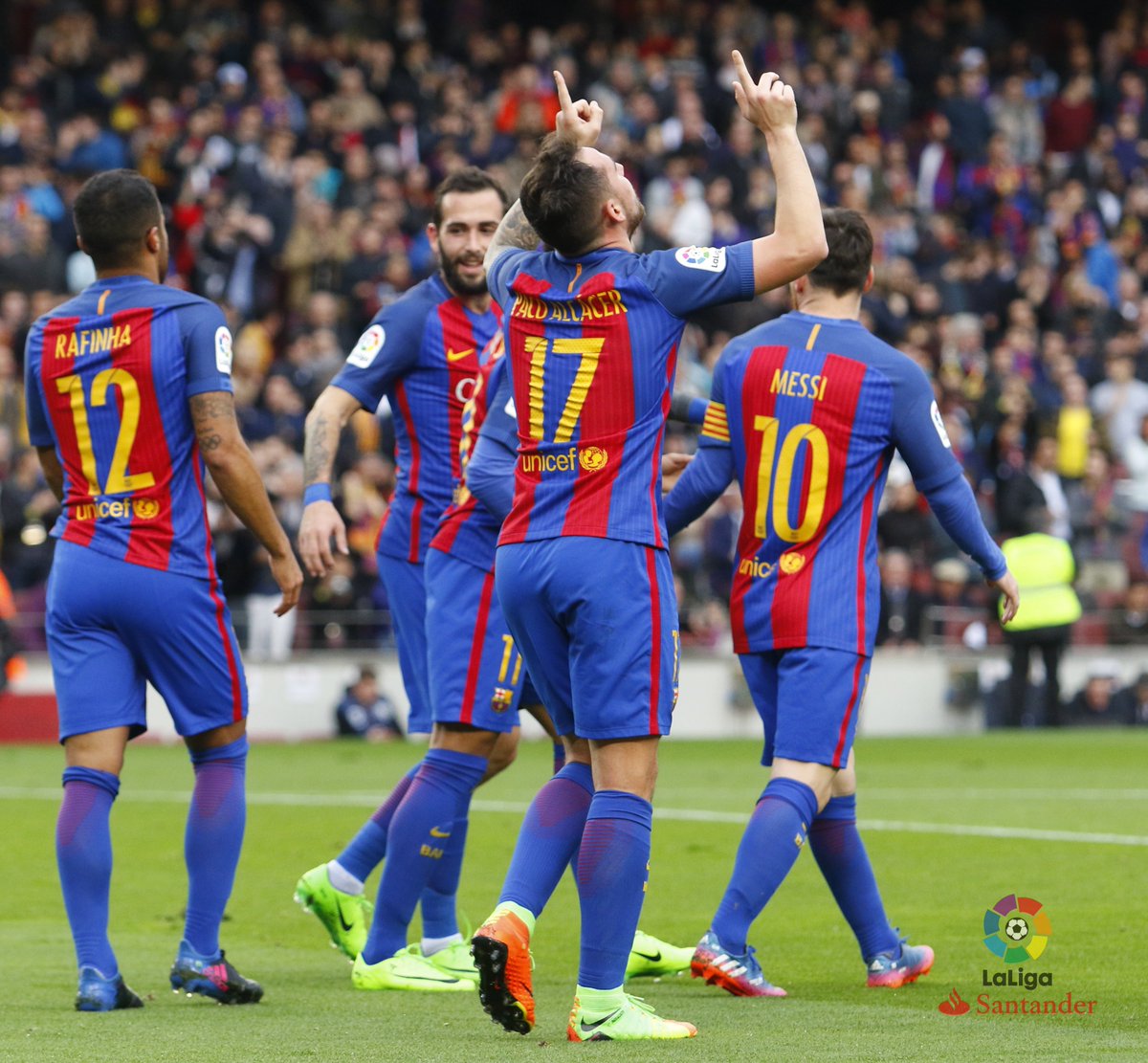 LaLiga's tweet image. Quien la sigue, la consigue...👆⚽️👆

Alcácer ha marcado su primer gol como jugador del @FCBarcelona_es en #LaLigaSantander. #FCBAthletic