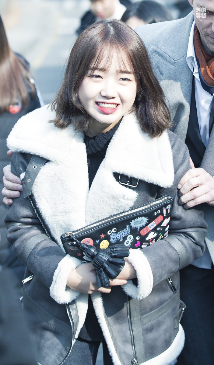 YoojungCandy's tweet photo. สะใภ้ดีเด่น จอนยูจอง ก็มากับคุณพ่อนะคะ
@ งานจบการศึกษาของโซมีค่ะ💖

#CHOIYOOJUNG #IOI
#최유정 #아이오아이 https://t.co/OFMEw5byX1