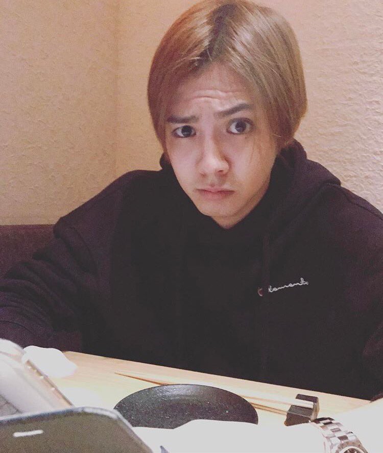 千穂 2 4の夜の涼太くん 腕時計してる感じにきゅん ノーセットにきゅん 髪色にきゅん 表情にきゅん Iphoneゴールドじゃね 一緒じゃね きゅん 片寄涼太 王子飯 羨ましい 会いたい ずっと思ってる 会いたい T Co Xufamg0rhy Twitter