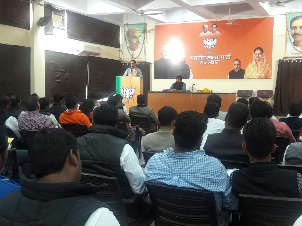 AshokSaini_BJP's tweet photo. "यूथ चला बूथ"अभियान की शुरुआत की ,अभियान के लिए सभी 39 जिलों में विस्तारक नियुक्त किये गए।।@VasundharaBJP @poonam_mahajan @AshokParnamiBJP https://t.co/OT71h1D18c