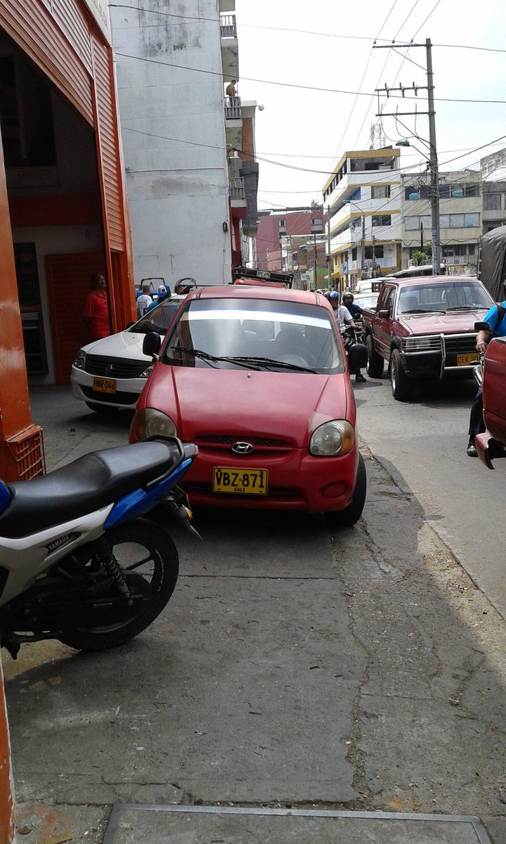 TwiterosCali's tweet image. #FotoDenuncia En la Cra 8 con calle 16 no se puede circular: @dotadofull. @MovilidadCali