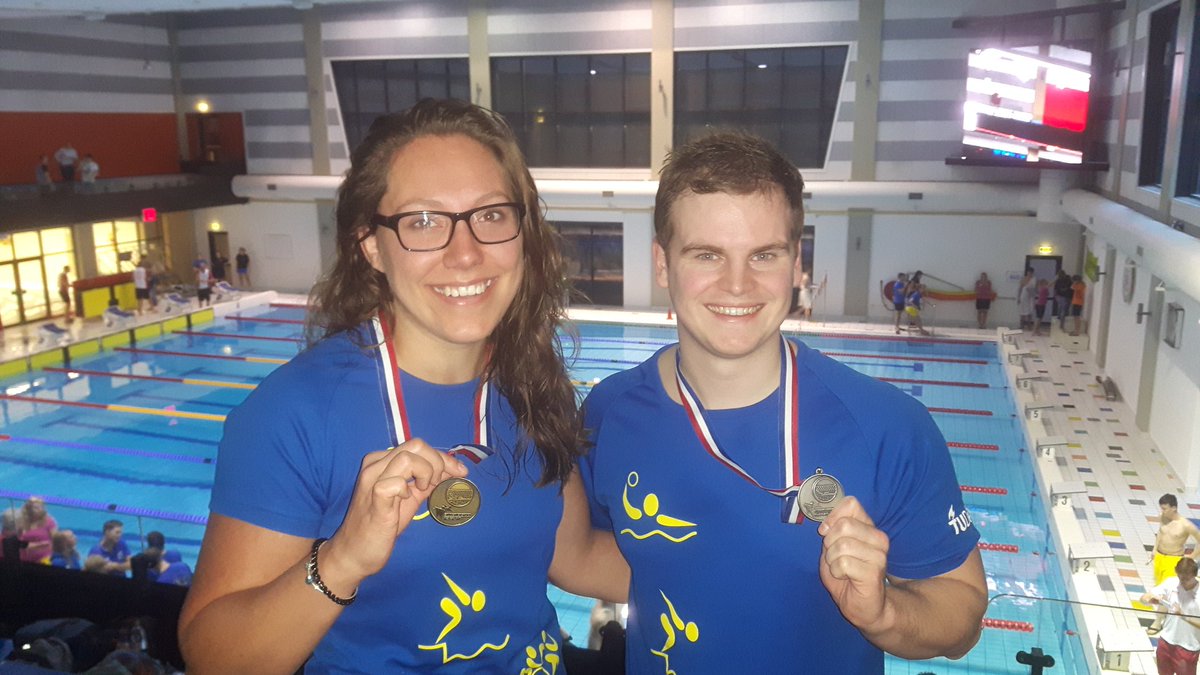 Merel Toussaint (brons) en Sven Kardol (zilver) beiden op het podium van de 50m rugslag op de Nederlandse Studenten Kampioenschappen