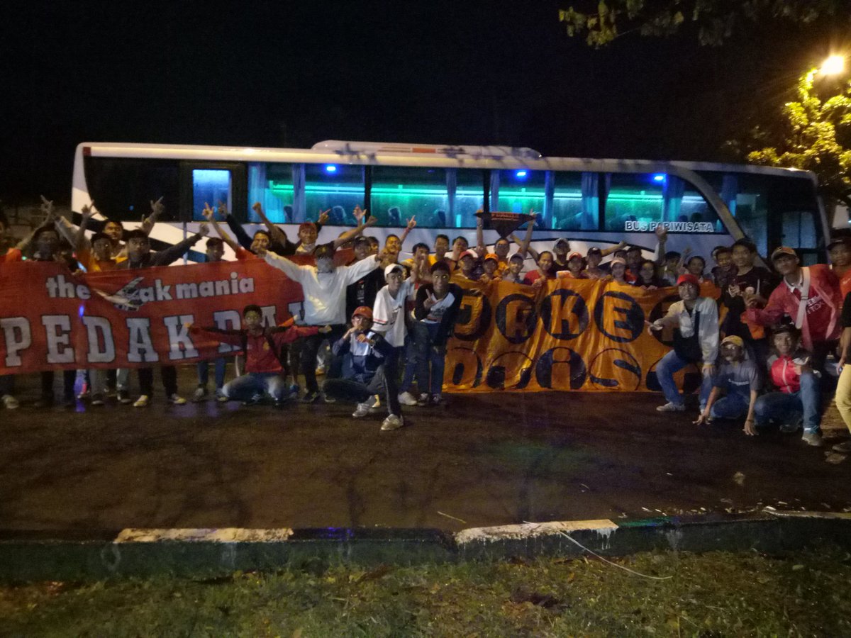 JakCTYM's tweet photo. Thanks buat kebersamaan nya abang2 @Jak_OtistaRaya @JakCipedakRaya buat malam ini di acara nya @orangekotahujan 🍻👆👏 https://t.co/hCLxdEyDxU