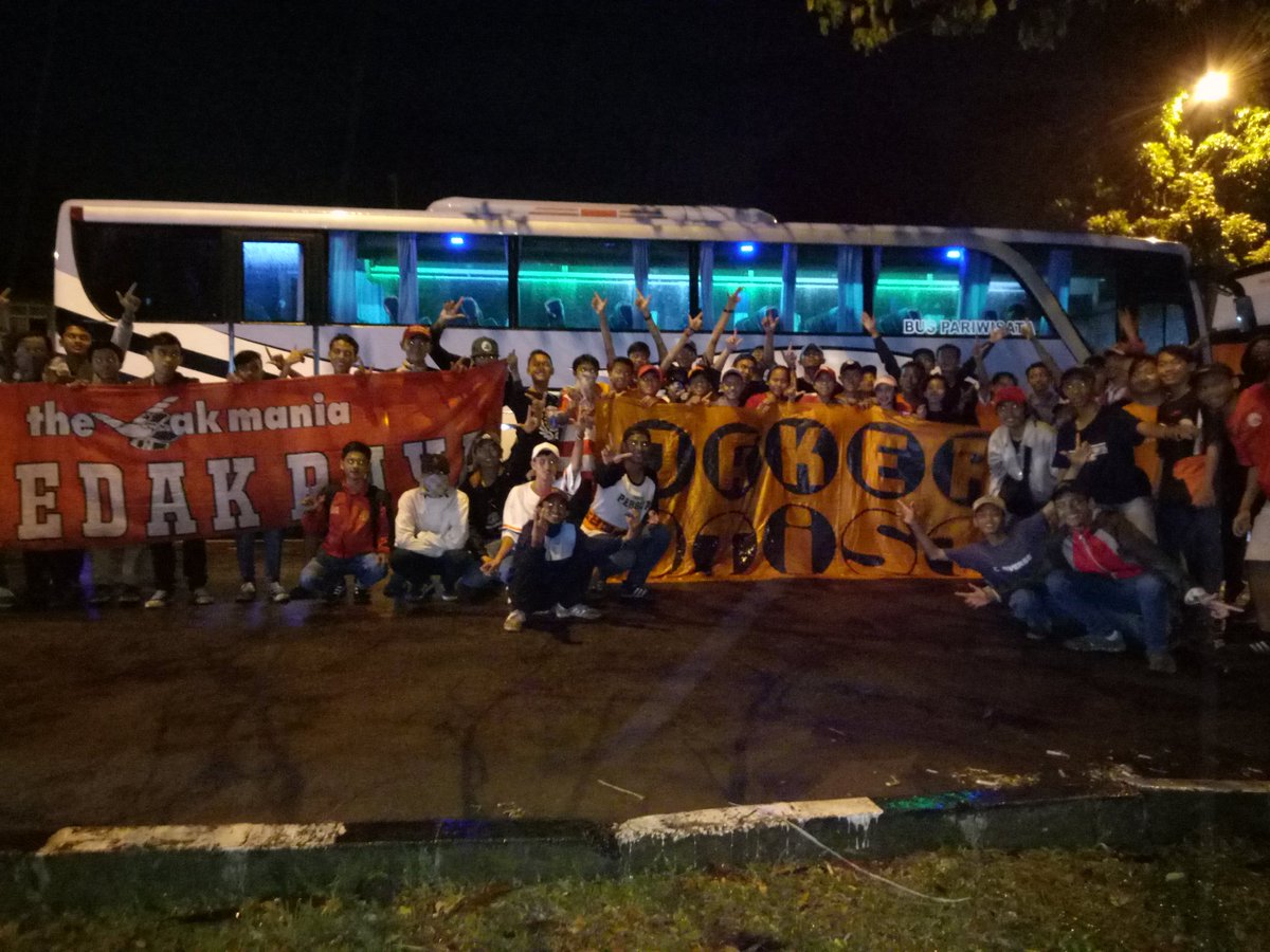 JakCTYM's tweet photo. Thanks buat kebersamaan nya abang2 @Jak_OtistaRaya @JakCipedakRaya buat malam ini di acara nya @orangekotahujan 🍻👆👏 https://t.co/hCLxdEyDxU