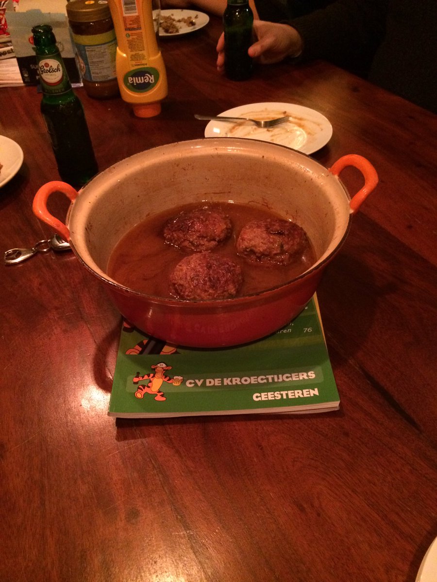 <a href="/CVdeKroegtijger/">C.V. De Kroegtijgers</a> 

Jullie krant is multifunctioneel. Prima onderzetter! 😉