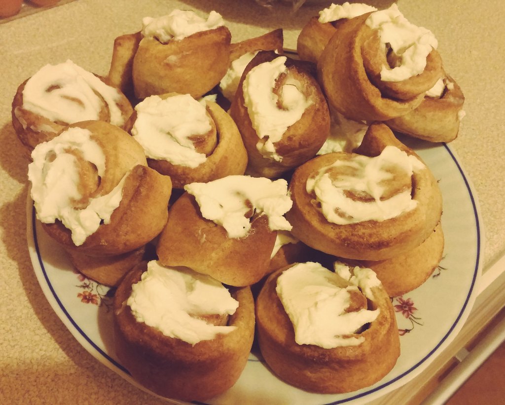 LuizafromPoland's tweet image. Im not sure how it's #lame on Facebook and #fame on Twitter but i made awesome cinabonns today &amp;amp; wanted to share it #dealwith #foodphoto