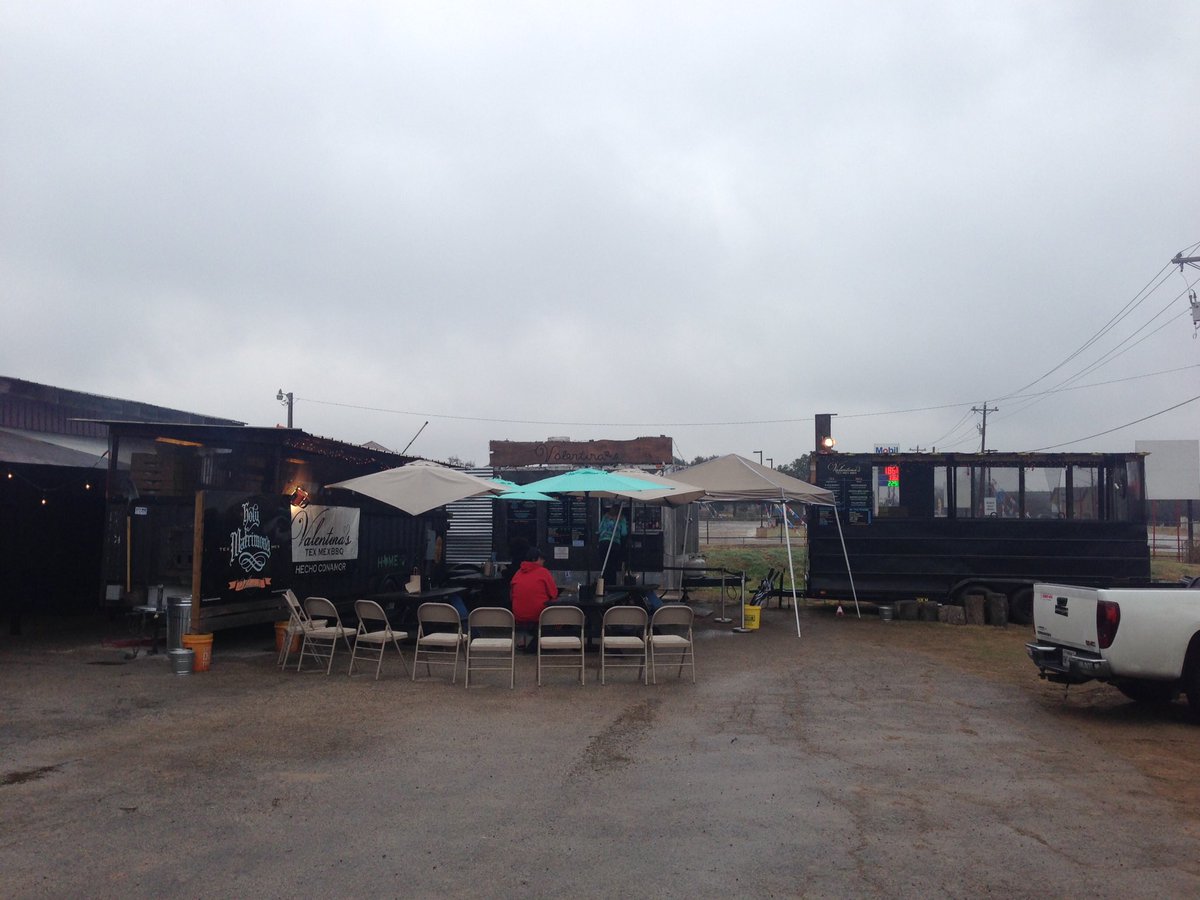 texasqtours's tweet photo. Stop #1: @Valstexmexbbq! #TexasBBQ https://t.co/w9oLzRYX3t