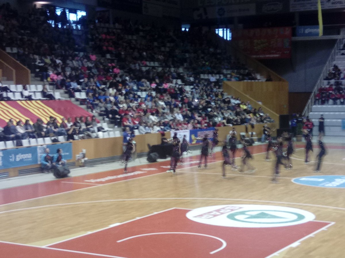 FCPatinatge's tweet photo. Gran ambient a Girona-Fontajau amb el Campionat de Catalunya de xous i quartets. Ara els grups juvenils
#patinatge #artístic #xous #quartets https://t.co/Ypja1Aexqn