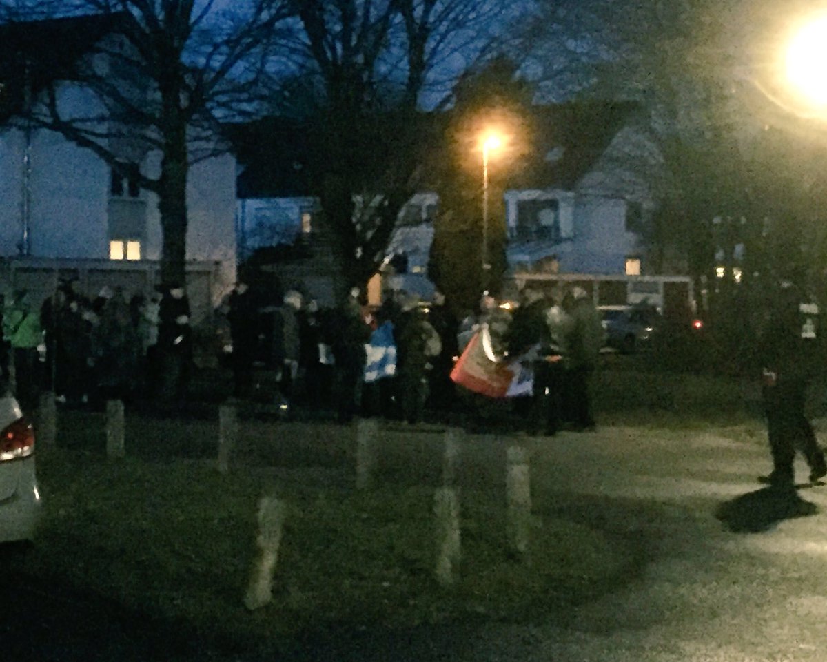 Linke Gegendemo bei #AfD Aufstellungsversammlung in #Niedersachsen. "Nationalismus raus aus den Köpfen." 30 Personen #Antifa