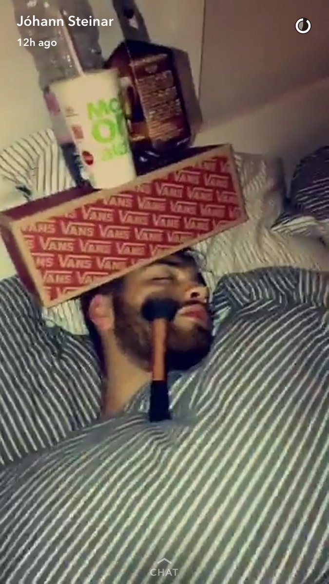 Geirlaugur_'s tweet photo. Þetta er bara besta story sem ég hef nokkurn tímann séð😂😂 Greyið Lenny! https://t.co/Ja2i23W5KR
